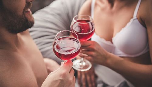 Para muitos homens, consumir bebida alcoólica é quase um protocolo a seguir na hora de se relacionar sexualmente.
 É verdade que o álcool pode contribuir muito para diminuir a timidez e ajudar na descontração. Mas será que consumir álcool sem moderação pode valer a pena no final da noite? 
 Álcool e sexo 
Ajuda para entrar no clima
 As bebidas alcoólicas realmente podem ser muito estimulantes e contribuir para esquentar o clima a dois. Mas é preciso prestar atenção ao próprio nível de tolerância, pois o efeito pode ser o oposto.
 Cada um agüenta certa quantidade. “Há quem 